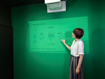 プロジェクター型電子黒板を使って、スライドに文字や図を書き込みながらの撮影が可能です。 - レンタル撮影・配信スタジオStudioV.V.東京店 Studio V.V. (スタジオヴィヴィ) 東京の設備の写真