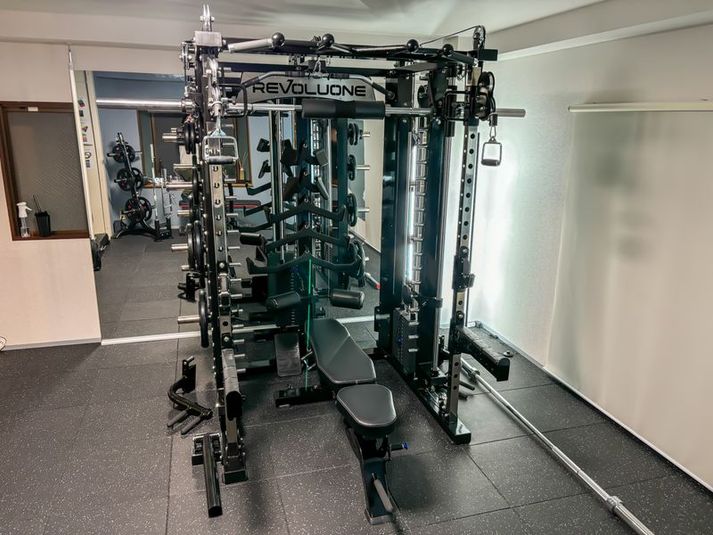 REVOLUONEオールインワンスミスマシン
全ての機能を一体化した複合型のマシンとなります！ - X-GYM（クロスジム） X-GYM(クロスジム)の室内の写真