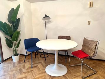 それぞれ形が違うおしゃれな椅子 - 博多駅近のレトロ風スペース　 博多駅近！レトロなスペース＆懐かしゲー【飲酒騒音禁止！】の室内の写真