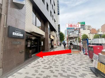 茅場町3番出口を出てすぐの建物です - VORT SPACE 茅場町 7階　個室ブースNo.5（外部モニター付）の室内の写真