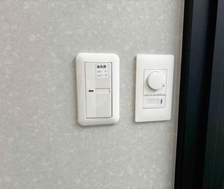 入口に調光ライトと換気扇スイッチがあります。 - VORT SPACE 茅場町 7階　個室ブースNo.5（外部モニター付）の室内の写真
