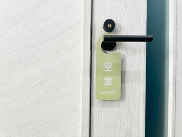 ご利用する際には、ドアプレートを切り替えてください - VORT SPACE 茅場町 7階　個室ブースNo.5（外部モニター付）の室内の写真