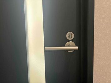部屋の内側から施錠できます。 - VORT SPACE 茅場町 7階　個室ブースNo.5（外部モニター付）の室内の写真