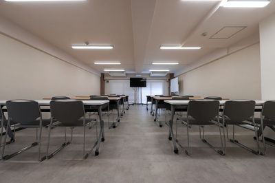 スタッキング可能なテーブル、チェアなので端寄せして広々使うことも可能です！ - 原宿駅前！会議や打合せに最適な多目的スペース｜HOLZ原宿 好立地の多目的レンタルスペース｜＜Holz＞原宿-Eの室内の写真