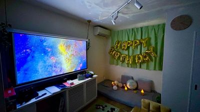 高精細レーザープロジェクター、70㌅のスクリーン、サウンドバーのドルビー音質で映画鑑賞や推し活を❣
落ち着いた場所でまったりと💛 - グッドワン心斎橋 グッドワン心斎橋なごみルーム　未成年🆗防カメラ🈚️出入り🆓の室内の写真