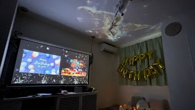 誕生日パーティーも💛カーテンのサイドに紐を掛けるフックがあります。ご自由にデコレーションしてください。
※現状復帰はお願いいたします。 - グッドワン心斎橋 グッドワン心斎橋なごみルーム　未成年🆗防カメラ🈚️出入り🆓の室内の写真