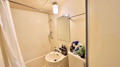 ３点ユニットバスです。シャワーの利用はオプションです♪ - グッドワン心斎橋 グッドワン心斎橋なごみルーム　未成年🆗防カメラ🈚️出入り🆓の室内の写真