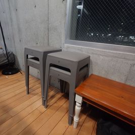 チェア8脚に加えて、スタッキングチェアは4脚ございます。 - エクセルシオールスペース南池袋店 ✨ゴミ捨て無料✨コンクリート打ちっ放し|女子会・パーティー🍷の室内の写真