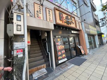 「スタミナ番長」の左にある階段で指定の部屋へお進みください。 - L&Cスペース日本橋駅前 D号室の外観の写真