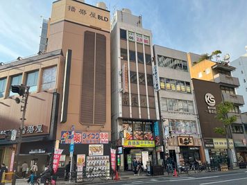 一番左が「日本橋駅」②出入口のあるパチンコ屋、その２件隣にお越しください。 - L&Cスペース日本橋駅前 D号室の外観の写真