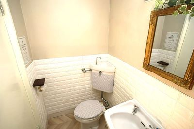清潔なトイレ！ゴールドの鏡が素敵です！ - レンタルサロンRainbow 赤羽店（Large） salonの室内の写真