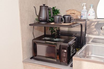 電子レンジ、電気ケトル、マグカップ、備品は全て無料でご利用頂けます。 - 札幌レンタルサロンgreen ＜札幌バスセンター前駅5分＞駐車場有！完全個室のレンタルサロンの設備の写真