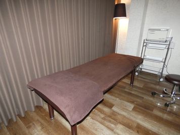 現在ベッドカバー、膝掛け等の設置はありません - 【名古屋】D→START エステベッドCの室内の写真
