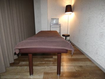 現在ベッドカバー、膝掛け等の設置はありません - 【名古屋】D→START エステベッドCの室内の写真