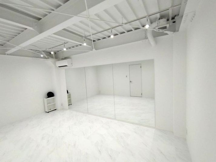 Studio À travers（スタジオ・ア・トラヴァース） - Studio À traversダンススタジオ・ア・トラヴァース