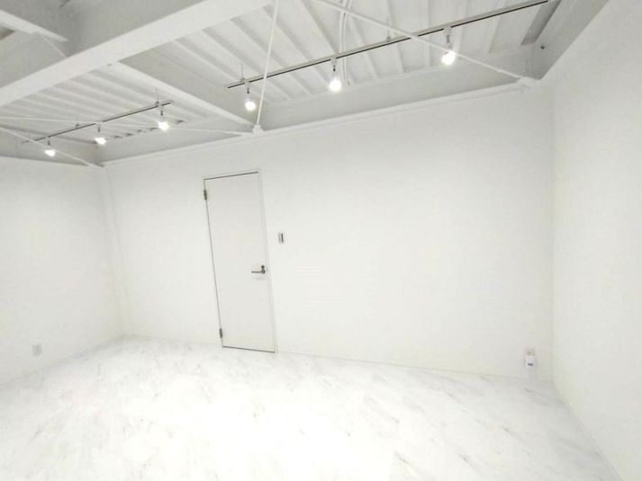 Studio À travers（スタジオ・ア・トラヴァース） - Studio À travers　撮影スタジオ・ア・トラヴァース