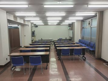 会議室バージョン。後ろから撮影。 - レンタルスペース　鶴見商工会館 鶴見商工会館　多目的レンタルスペースの室内の写真