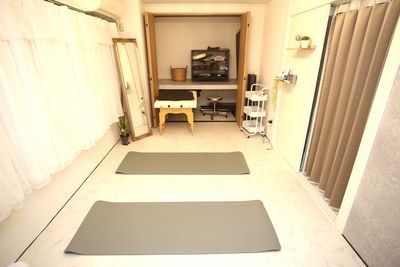 施術ベッドを折りたたまず、クローゼットに半分収納した状態でヨガマットをご使用いただけます。（奥のお部屋） - レンタルサロンRainbow 赤羽店（Large） salonの室内の写真