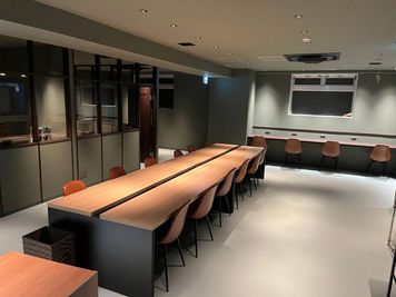 広々と清潔なオープンスペースはリラックスして作業ができます。 - BasisPoint 八王子店 【オープン席】八王子エリアの室内の写真