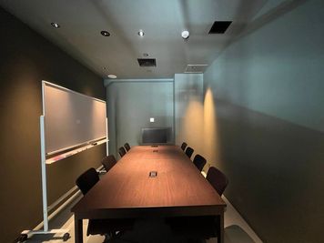【8名会議室RoomB】八王子駅徒歩3分！受付スタッフ常駐で安心サポート◎/モニター/Wi-Fi/充電器/Web会議等に最適 - BasisPoint 八王子店