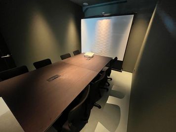 プロジェクター使用時の雰囲気になります。 - BasisPoint 八王子店 【利用最適人数8名会議室RoomA】八王子エリアの室内の写真