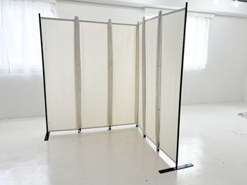 空間を仕切ることができます。182cm×幅305cm　 - 撮影スタジオ『Studio Pasha Kobe』 ⭐️只今サイト移行中⭐️三宮,元町徒歩5分！全設備無料のスタジオの室内の写真