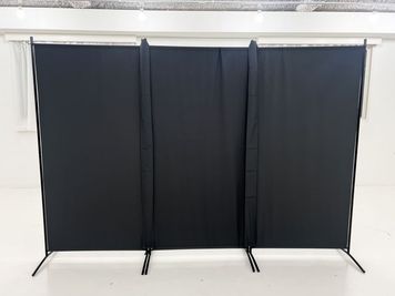 パーテーション 間仕切り 3連 自立式　ブラック - 撮影スタジオ『Studio Pasha Kobe』 ⭐️只今サイト移行中⭐️三宮,元町徒歩5分！全設備無料のスタジオの設備の写真