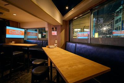 5人掛け、６人掛けのテーブル席 - BeatTripの室内の写真