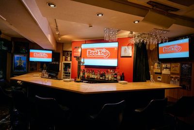 大型モニターとカウンター席 - BeatTripの室内の写真