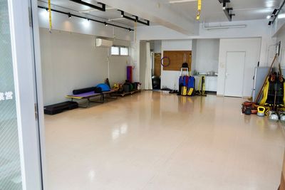 一面鏡張り、広くて、駐車場もある！シンプルでキレイです。ダンス、ヨガ、ピラティス、トイレきれい！無料トレーニングプレゼント！ - トレーニングジム　ファンクション