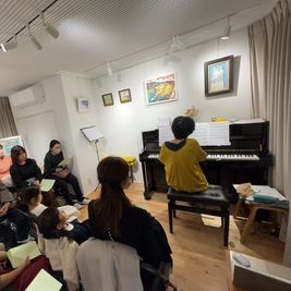 絵に囲まれて、ミニコンサートや楽器練習が可能です。 - アートスポット櫻奏 一軒家貸切の室内の写真