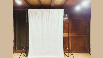 オプション/背景布(スタンド付き)
白黒リバーシブル150×200㎝ - 【ミンカ熊谷】無料駐車場8台 YouTube/コスプレ/女子会 蔵と和風庭園の築140年古民家（～６名）の設備の写真