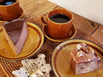 お好きなデリ・スイーツを持ち込みして、自由自在にパーティが楽しめます♪
食器類は自由にお使いいただけます。 - レンタルスペース＆セルフカフェ MY PLACEの設備の写真