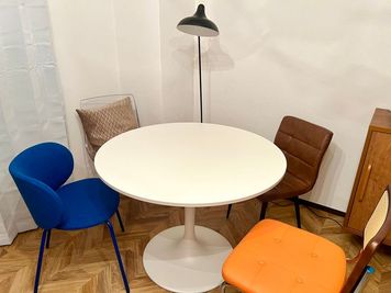 ダイニングエリア
直径100cmのダイニングテーブル - 博多駅近のレトロ風スペース　 博多駅近！レトロなスペース＆懐かしゲー【飲酒騒音禁止！】の室内の写真