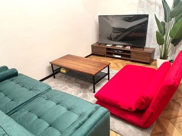 リビングエリア
テレビにも注目！ - 博多駅近のレトロ風スペース　 博多駅近！レトロなスペース＆懐かしゲー【飲酒騒音禁止！】の室内の写真