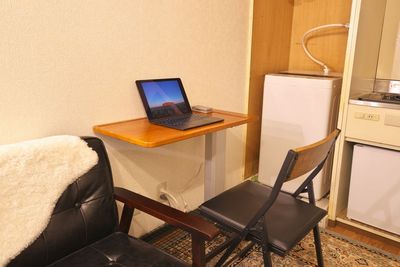 高さ可変機デスク - ZenAbode902 新宿 キッチン、モニター付きカフェのようなレンタルスペースの室内の写真
