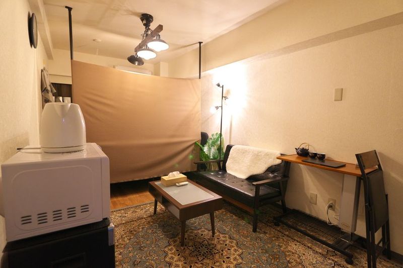 2名がけソファと座布団ご用意 - ZenAbode902 新宿 キッチン、モニター付きカフェのようなレンタルスペースの室内の写真
