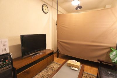 映画やドラマのご視聴、会議のモニターとしてもお使い頂けます。 - ZenAbode902 新宿 キッチン、モニター付きカフェのようなレンタルスペースの室内の写真