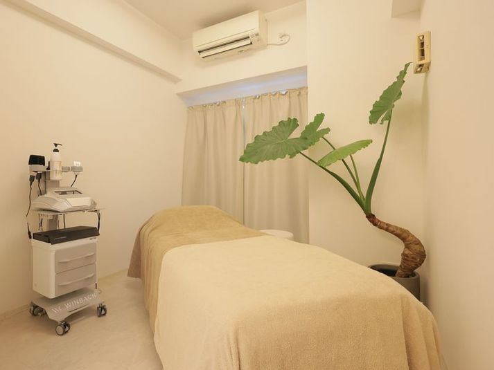 ウッド調のプライベートサロン - c.color南新町