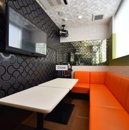 カラオケ ビッグエコー池袋駅東口店 カラオケルーム（3時間室料＋コース料理＋飲み放題付）の室内の写真