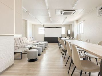 テーブル席とソファー席があり、使いやすいお部屋です - ひろこばぁちゃんのスペース心斎橋店 ひろこばぁちゃんのスペース心斎橋の室内の写真