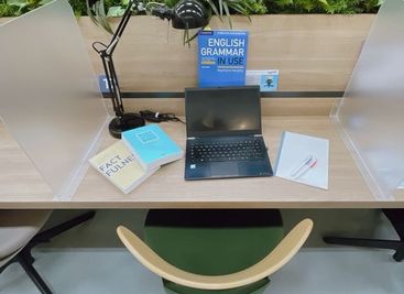 未来屋書店のコワーキングスペース！読書に、仕事に、勉強に。Wi-Fi・フリードリンク完備‼店内の本も3冊まで持ち込み可能‼📕 - MIRAIYA Bookmark Lounge 幕張店