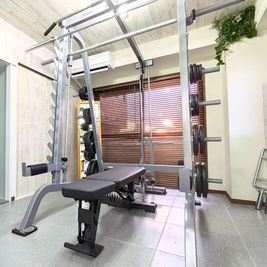 スミスマシン/ハーフラック/ケーブルマシン - レンタルジムAll day gym千歳烏山店 All Day Gym世田谷 千歳烏山店の室内の写真