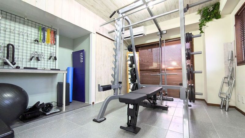 室内は完全個室、3面採光の明るい雰囲気 - レンタルジムAll day gym千歳烏山店 All Day Gym世田谷 千歳烏山店の室内の写真