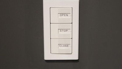 カーテンはボタン一つで簡単に操作できます - 渋谷アクシュ　階段室（たまりば） 階段室（たまりば）の設備の写真