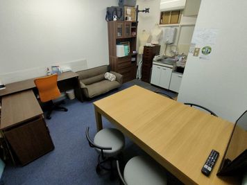 ※写真右奥のソファは撤去しました。 - のんびりスペース高田馬場 のんびり工房 ～みんなの作業場所～の室内の写真