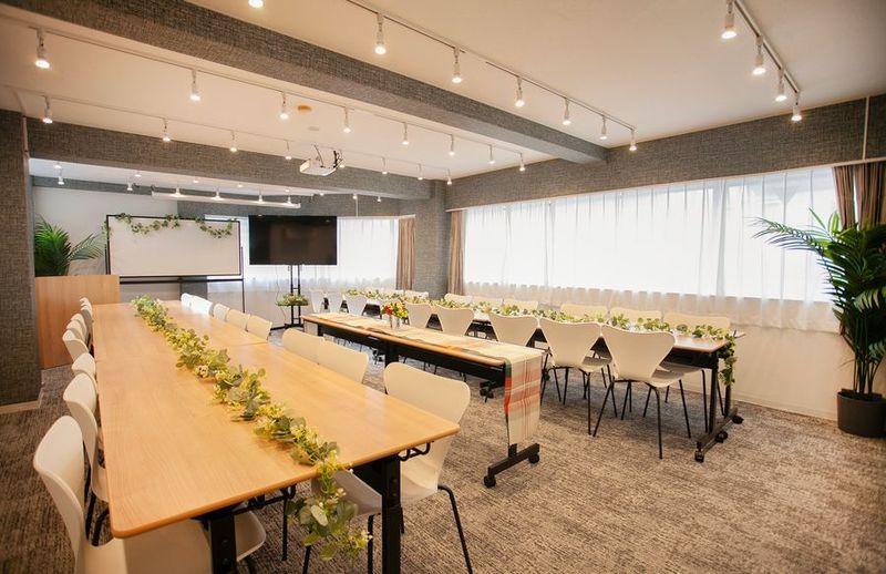 池袋FRIENDS会議室サンライズ 池袋FRIENDS会議室サンライズ　毎日清掃の綺麗な会議室の室内の写真
