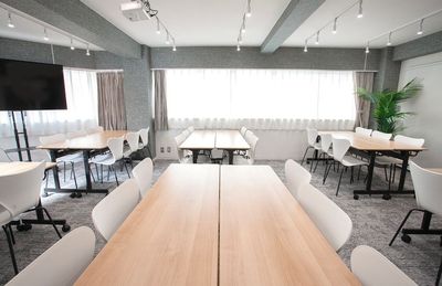池袋FRIENDS会議室サンライズ 池袋FRIENDS会議室サンライズ　毎日清掃の綺麗な会議室の室内の写真