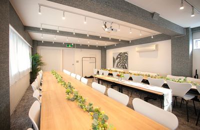池袋FRIENDS会議室サンライズ 池袋FRIENDS会議室サンライズ　毎日清掃の綺麗な会議室の室内の写真