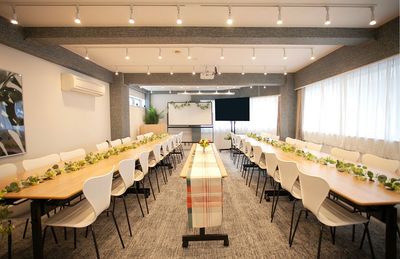 池袋FRIENDS会議室サンライズ 池袋FRIENDS会議室サンライズ　毎日清掃の綺麗な会議室の室内の写真